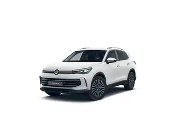Das Bild zeigt einen weißen VW Tiguan aus der Seitenansicht.