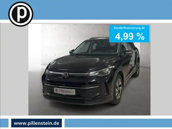 Das Bild zeigt einen schwarzen VW Tiguan aus der Frontansicht. Es beinhaltet das Händlerlogo und eine Texteinblendung mit Finanzierungsdetails.