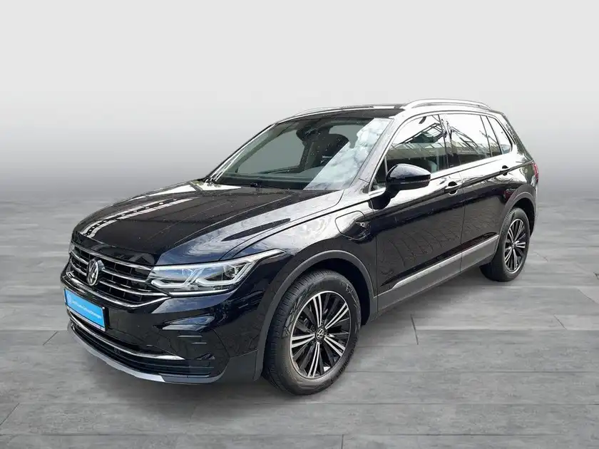 Das Bild zeigt einen schwarzen VW Tiguan von der Seite.
