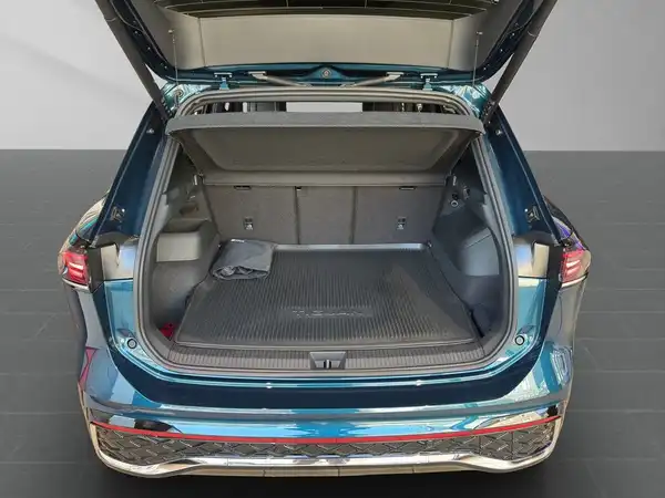 Das Bild zeigt den Kofferraum des VW Tiguan aus der Rückansicht. Der Kofferraum ist leer und präsentiert eine blaue Innenausstattung.