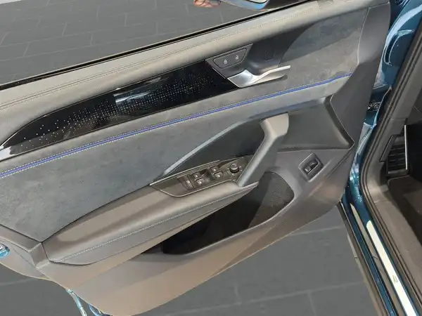 Auf dem Bild ist die Innenaufnahme der Fahrertür eines VW Tiguan zu sehen. Die Tür ist schwarz mit blauer Akzentbeleuchtung.
