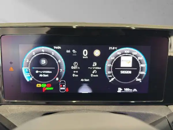 Das Bild zeigt eine Innenaufnahme des VW Tiguan, speziell das digitale Cockpit mit verschiedenen Instrumentenanzeigen und Schriftzügen.