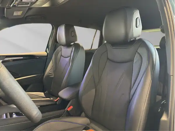 Das Bild zeigt das Innere eines VW Tiguan mit schwarzen Ledersitzen.