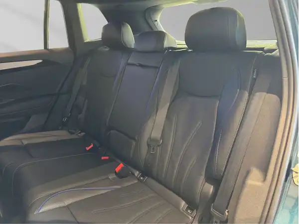 Das Bild zeigt den Innenraum eines VW Tiguan, speziell die Rücksitze, die in schwarzem Leder gehalten sind.