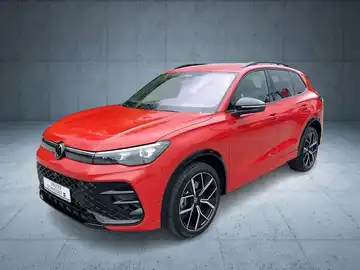 Das Bild zeigt einen VW Tiguan in roter Farbe, aufgenommen von der Seite.