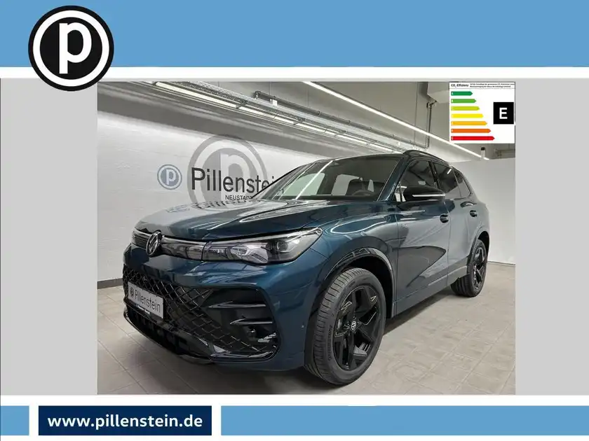 Ein seitliches Bild eines VW Tiguan in blau. Das Fahrzeug hat ein Händlersymbol mit dem Logo von Pillenstein und enthält zusätzliche Texteinblendungen.