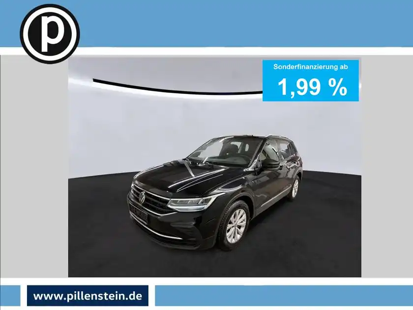 Eine seitliche Aufnahme eines schwarzen VW Tiguan, mit einer Texteinblendung für Sonderfinanzierung.