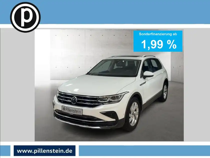 Das Bild zeigt einen weißen VW Tiguan aus der Frontalansicht. Es handelt sich um eine Anzeige mit einem Händlerlogo und markanten Texteinblendungen zur Sonderfinanzierung ab 1,99 %.