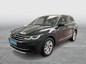 Das Bild zeigt einen schwarzen VW Tiguan von der Seite.