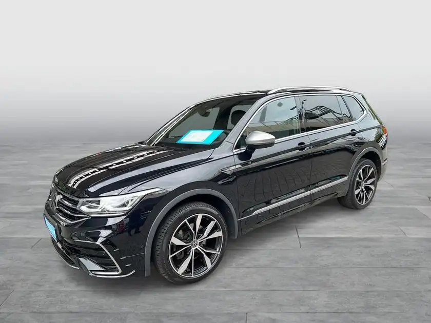 Das Bild zeigt einen schwarzen VW Tiguan Allspace von der Seite.