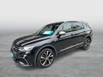 Das Bild zeigt einen schwarzen VW Tiguan Allspace von der Seite.