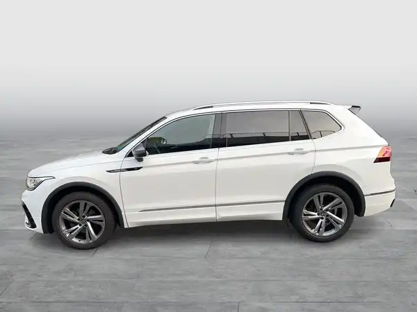 Das Bild zeigt einen weißen VW Tiguan Allspace von der Seite.