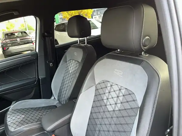 Innenaufnahme eines Fahrzeugs mit schwarzen Sitzen und einem modernen Innenraumdesign.
