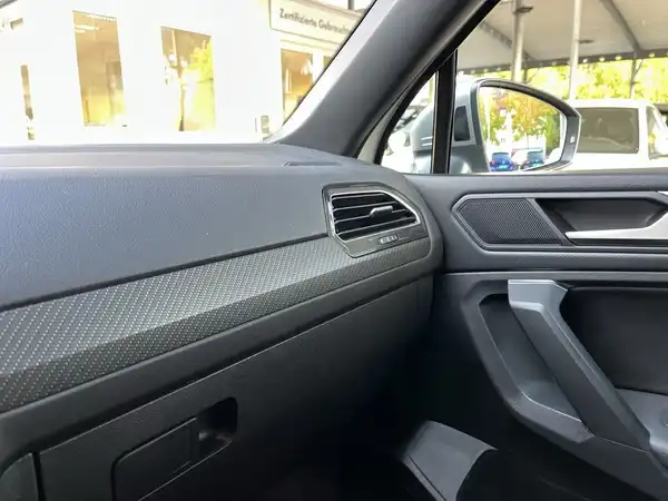 Innenaufnahme eines VW Tiguan mit schwarzem Interieur.