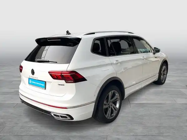 Das Bild zeigt einen weißen VW Tiguan Allspace von hinten.