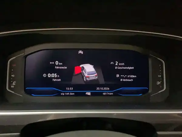 Das Bild zeigt den Innenraum des Fahrzeugs, speziell das digitale Cockpit mit zahlreichen Fahrzeuginformationen. Die Interieurfarbe ist schwarz.