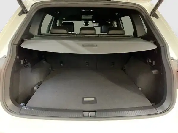 Das Bild zeigt den Kofferraum eines VW Tiguan Allspace von hinten, ohne markante Texteinblendungen.