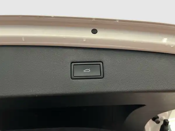 Eine Innenaufnahme des VW Tiguan Allspace, die einen Schalter im Kofferraum zeigt.