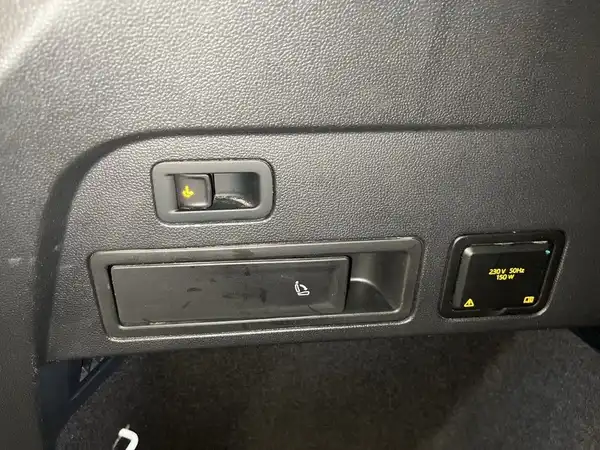 Das Bild zeigt einen Innenraum des Fahrzeugs, spezifisch die Elemente an der Armaturenbrett- oder Türverkleidung in schwarzer Farbe.