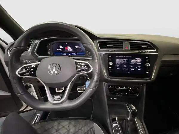 Das Bild zeigt das Innere eines VW Tiguan Allspace mit einem schwarzen Interieur.