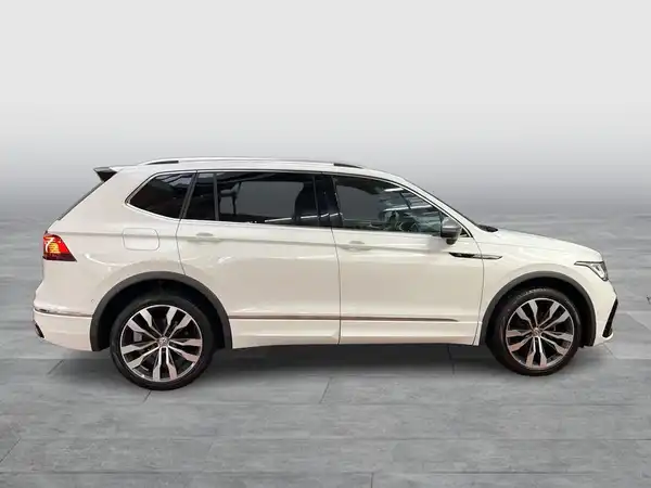 Seitenansicht eines weißen VW Tiguan Allspace.
