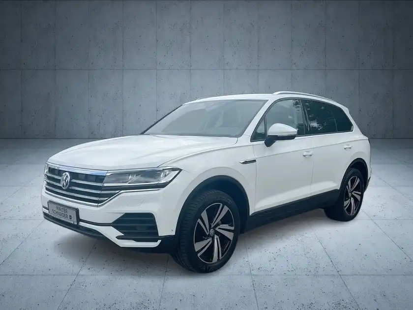 Das Bild zeigt einen weißen Volkswagen Touareg aus der Seitenansicht. Es handelt sich um ein normales Fahrzeugbild.