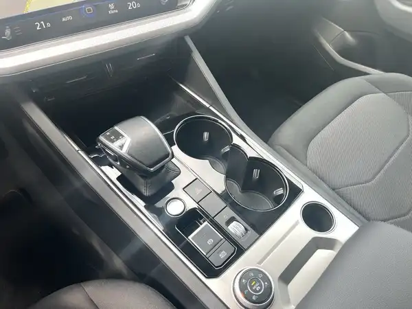 VW TOUAREG (17/18)