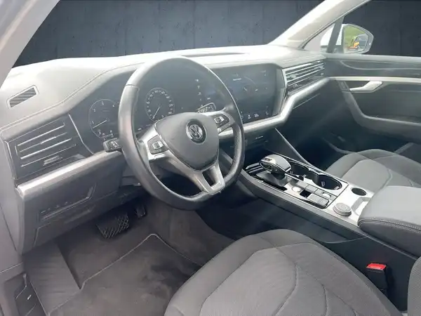 VW TOUAREG (9/18)