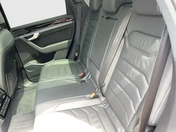 VW TOUAREG (10/23)