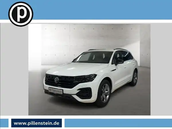 Das Bild zeigt einen weißen VW Touareg von der Frontansicht. Es enthält ein Händlersymbol und markante Texteinblendungen.