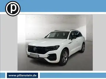 Das Bild zeigt einen weißen VW Touareg von der Frontansicht. Es enthält ein Händlersymbol und markante Texteinblendungen.