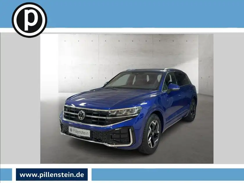 Das Bild zeigt einen blauen VW Touareg von vorne. Im Hintergrund befindet sich das Händlerlogo.