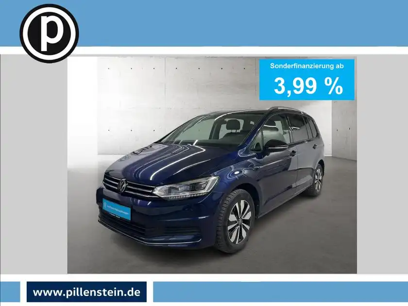 Das Bild zeigt einen blauen VW Touran aus der Frontalansicht. Es enthält ein Händlerlogo und eine Texteinblendung mit einer Sonderfinanzierung von 3,99 %.
