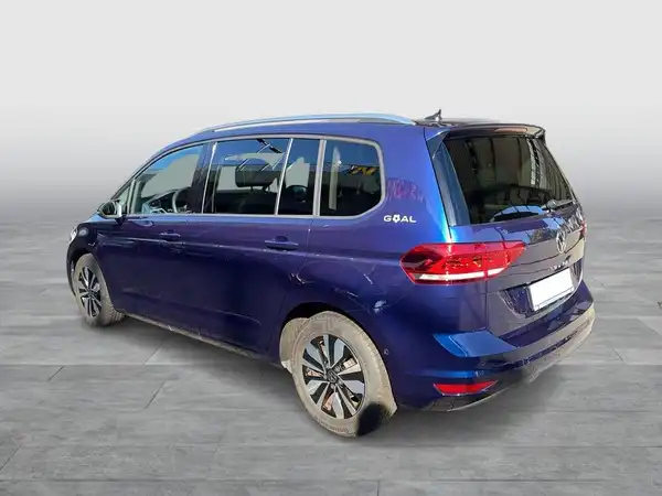 Das Bild zeigt einen blauen VW Touran von der Seite.