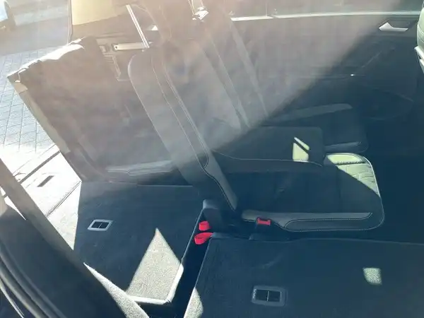 Innenaufnahme des VW Touran mit schwarzen Sitzen.