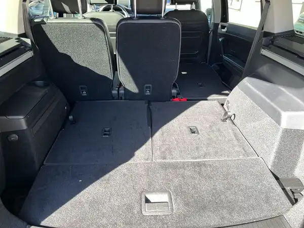 Innenaufnahme des Fahrzeugs, zeigt den Laderaum in schwarzem Interieur.