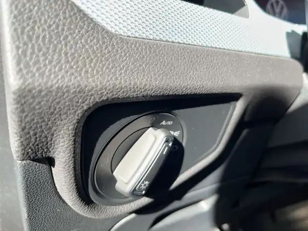 Das Bild zeigt eine Innenaufnahme des Fahrzeugs, insbesondere einen Teil der Armaturen mit einem Bedienelement. Die Farbe des Interieurs ist schwarz.