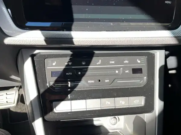 Das Bild zeigt das Innenraumsteuerungssystem eines VW Touran. Die Innenausstattung ist schwarz.