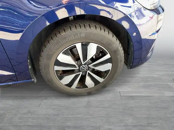 Das Bild zeigt die linke Seite des Vorderrades eines blauen VW Touran.