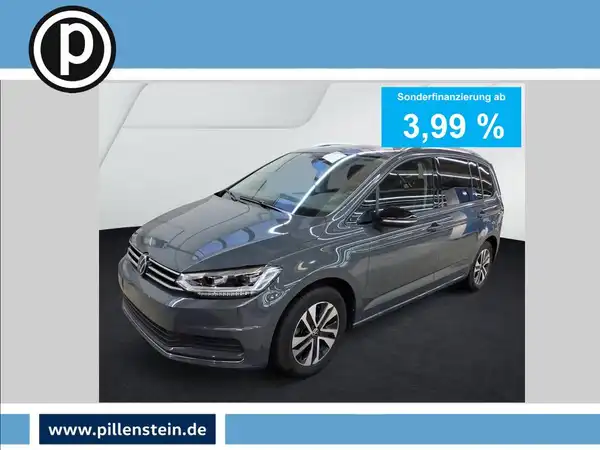 Das Bild zeigt einen grauen VW Touran von vorne. Es handelt sich um eine Anzeige mit Informationen zur Sonderfinanzierung.