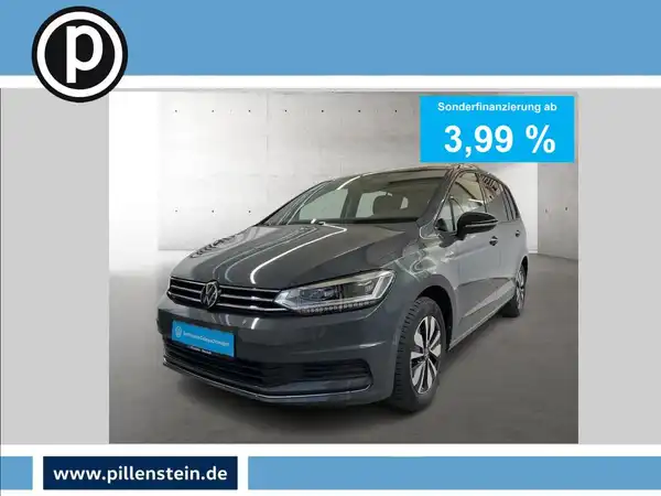 Ein seitliches Bild eines grauen VW Touran, mit einem Händlerinformationslogo und einer Textanzeige für Sonderfinanzierung ab 3,99 %.