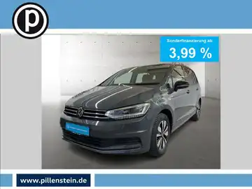 Ein seitliches Bild eines grauen VW Touran, mit einem Händlerinformationslogo und einer Textanzeige für Sonderfinanzierung ab 3,99 %.