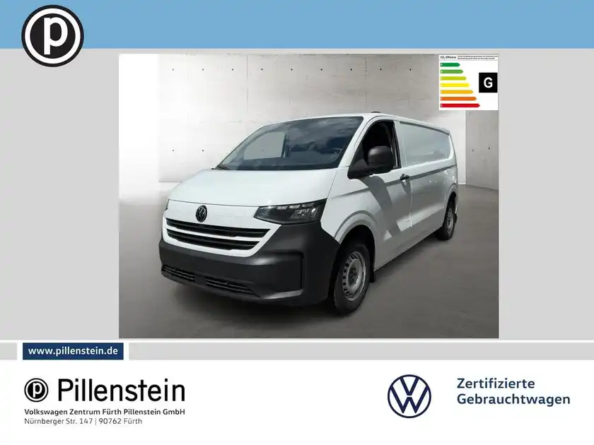 Das Bild zeigt einen VW Transporter Kasten von vorne, die Farbe des Fahrzeugs ist weiß. Im unteren Bereich ist das Händlerlogo von Pillenstein und weitere markante Texteinblendungen zu sehen.