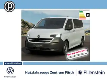 Das Bild zeigt einen weißen VW Transporter aus der Frontalansicht. Im unteren Bereich sind Händlerlogos und ein Hinweis auf die sofortige Lieferbarkeit eingeblendet.