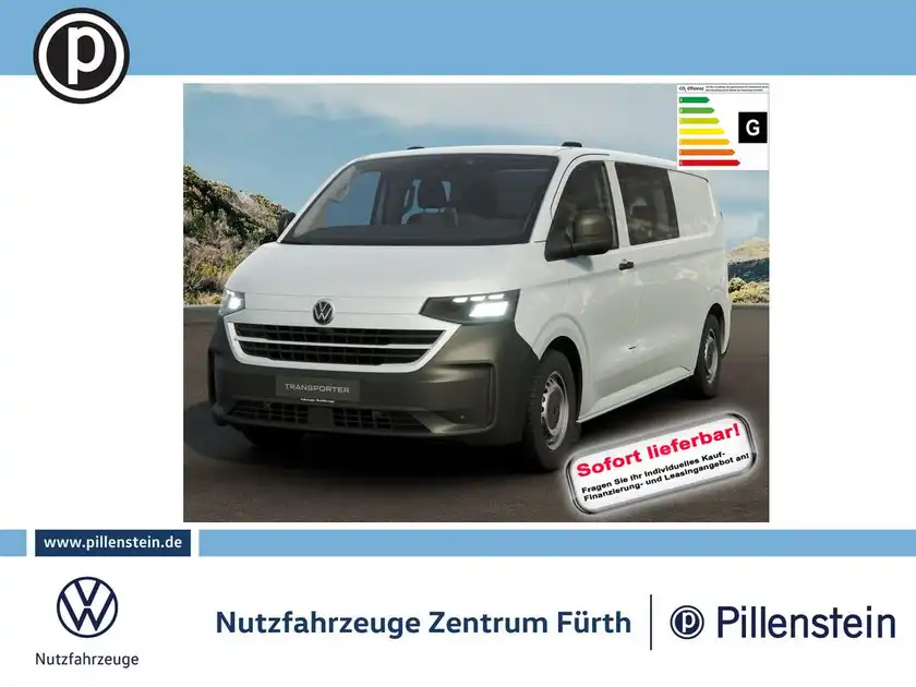 Das Bild zeigt einen weißen VW Transporter Kasten von vorne. Es enthält das Händlerlogo und markante Texteinblendungen, darunter 'Sofort lieferbar'.