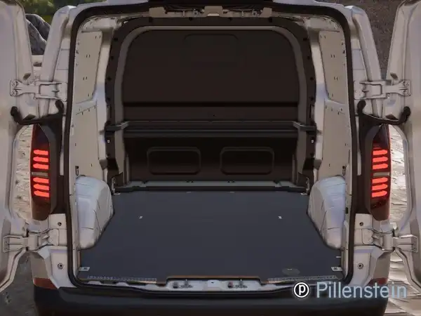 Das Bild zeigt die Rückansicht des Fahrzeugs mit geöffneter Heckklappe. Die Innenfarbe ist nicht sichtbar, da es sich um einen Kastenwagen handelt.