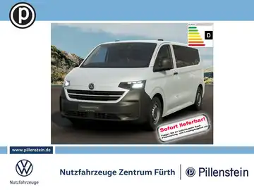 Das Bild zeigt einen VW Transporter von vorne in weißer Farbe. Es enthält das Händlerlogo und einen auffälligen Text mit dem Hinweis 'Sofort lieferbar'.
