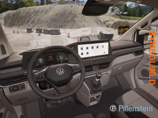 Das Bild zeigt den Innenraum eines Volkswagen Transporter. Das Interieur ist in Beige gehalten. Im Hintergrund sind Baustellenfahrzeuge zu sehen und das Bild enthält das Händlerlogo.