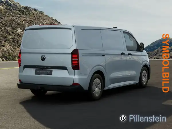 Das Bild zeigt einen VW Transporter Kasten von hinten in grauer Farbe. Auf dem Bild sind Texteinblendungen sichtbar, sowie das Händlersymbol 'Pillenstein'.