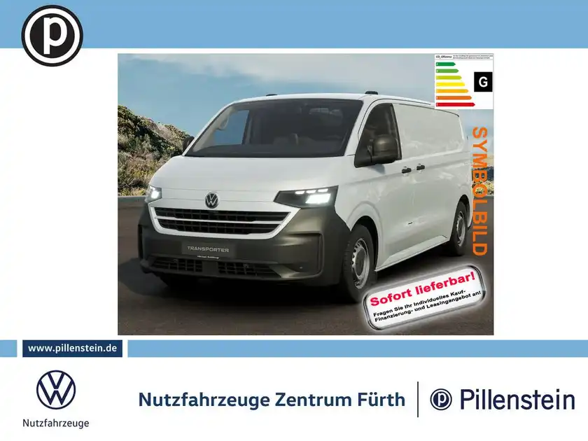 Das Bild zeigt einen weißen VW Transporter Kasten von vorne. Im Bild sind Händlerlogos und einige Texteingaben, die auf die sofortige Lieferbarkeit hinweisen.
